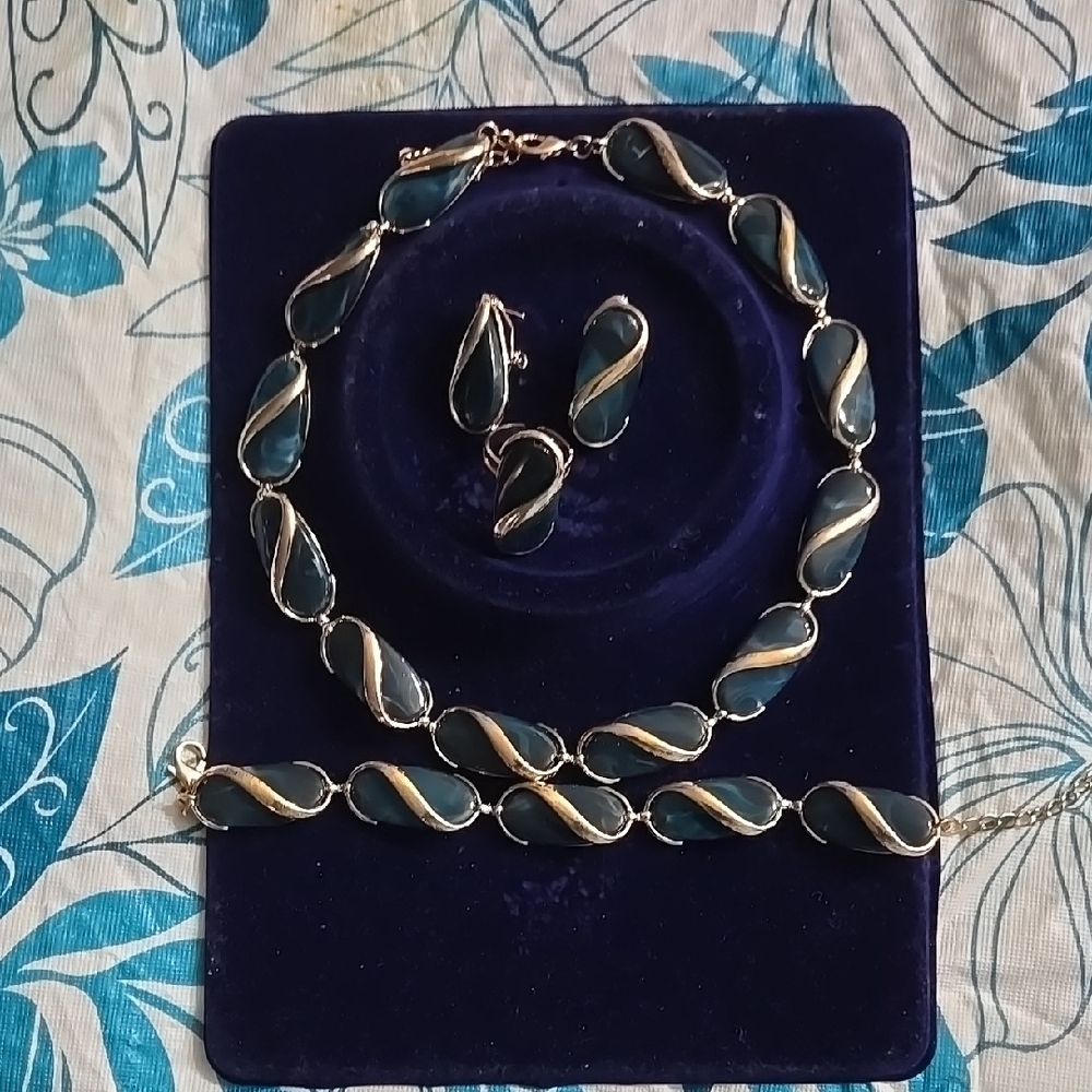 Elegant Blue and Gold Jewelry Set